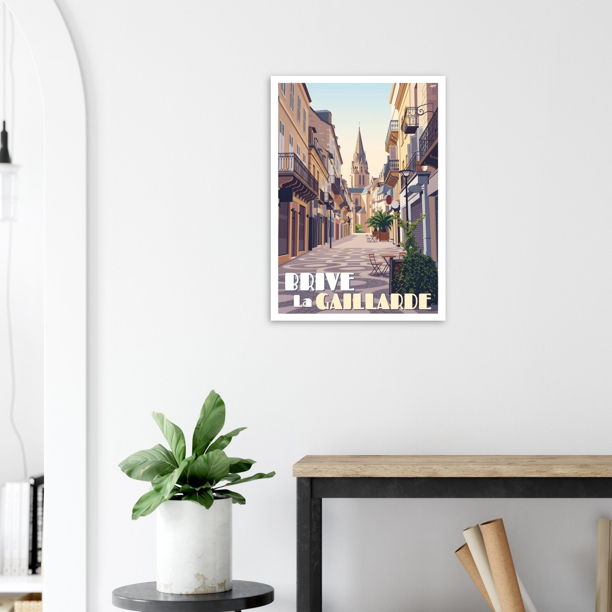 Poster de voyage de Brive-la-Gaillarde sous cadre posé sur une console en bois clair