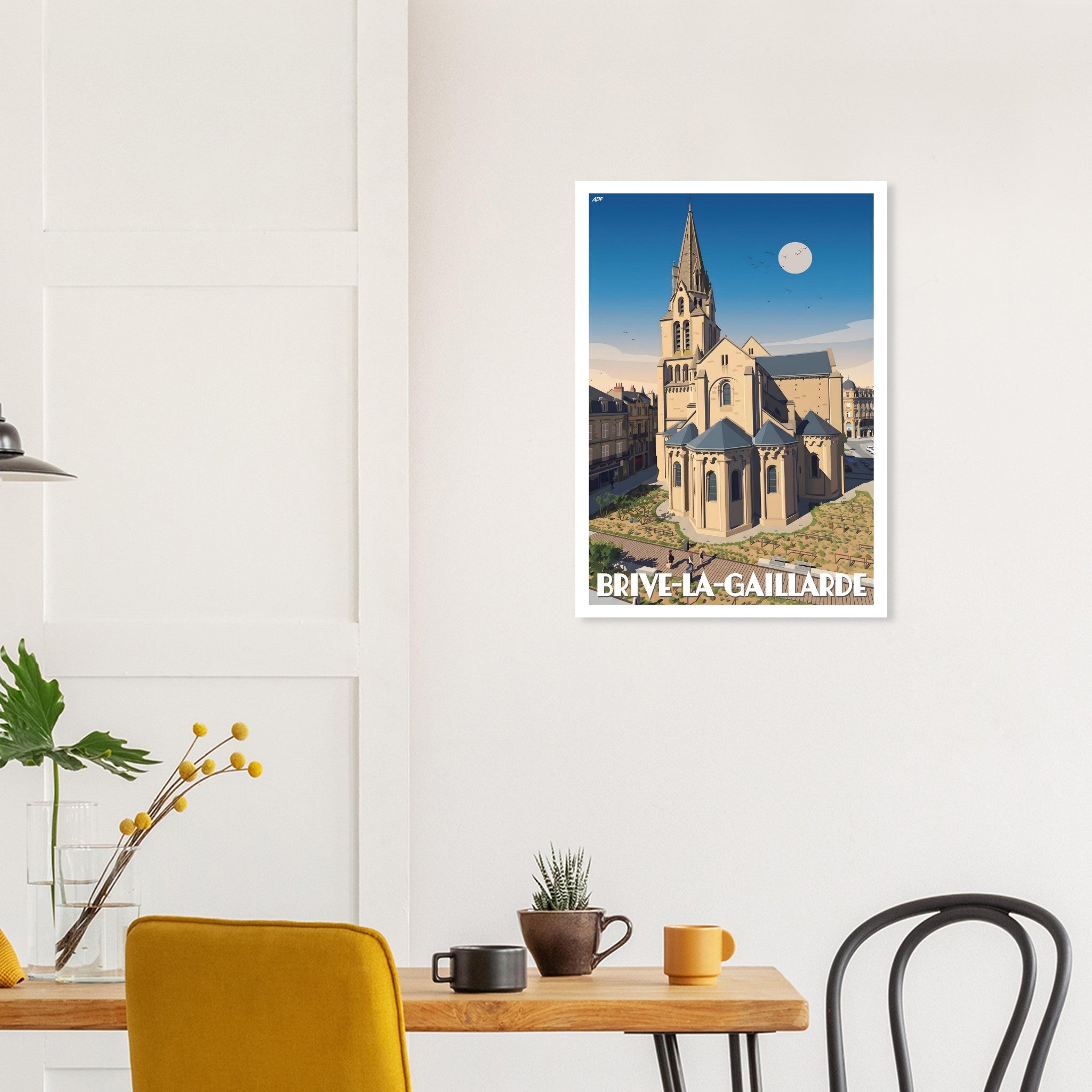 Décoration murale avec le tirage d'art de Brive-la-Gaillarde au-dessus d'une table à manger