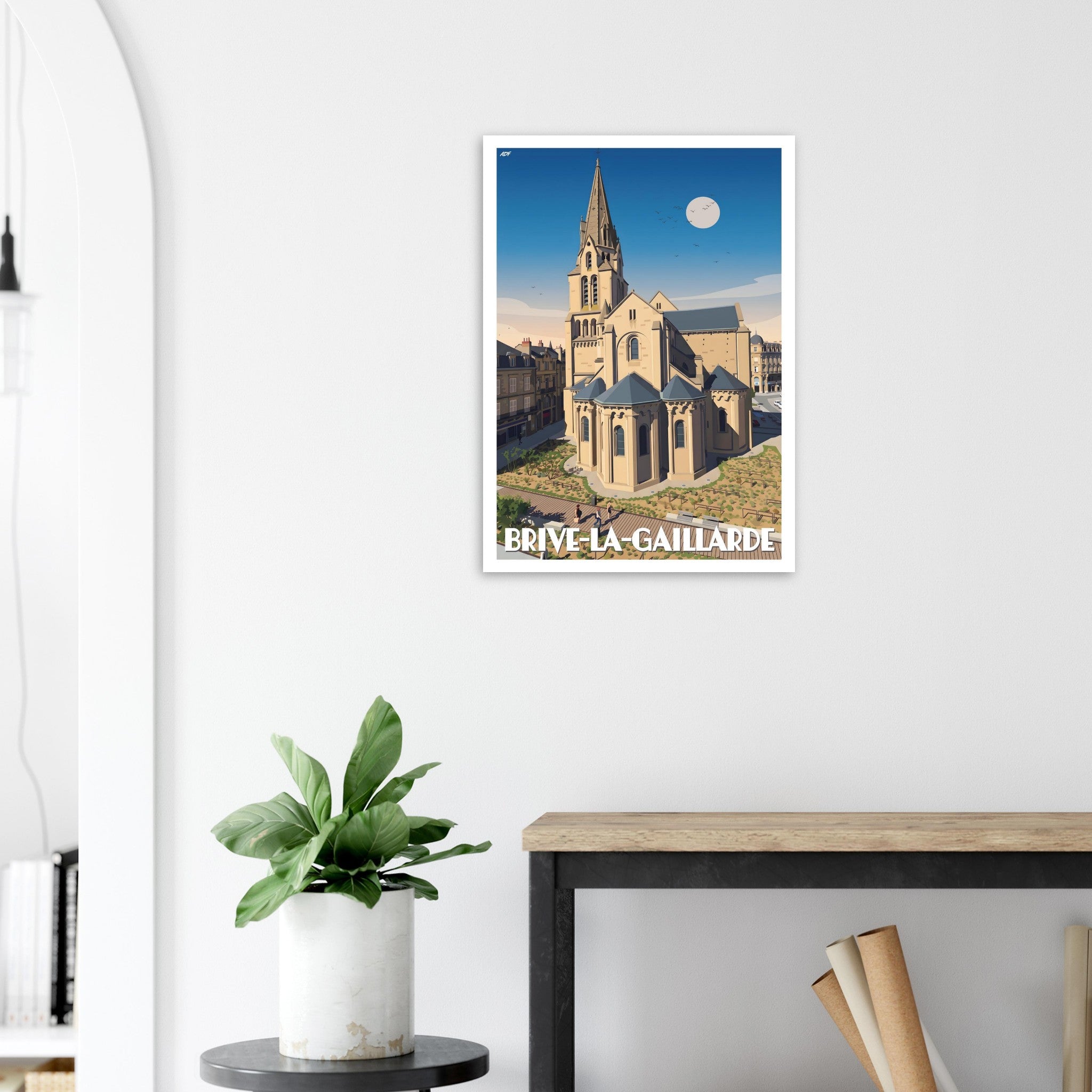Poster de voyage de Brive-la-Gaillarde sous cadre posé sur une console en bois moderne