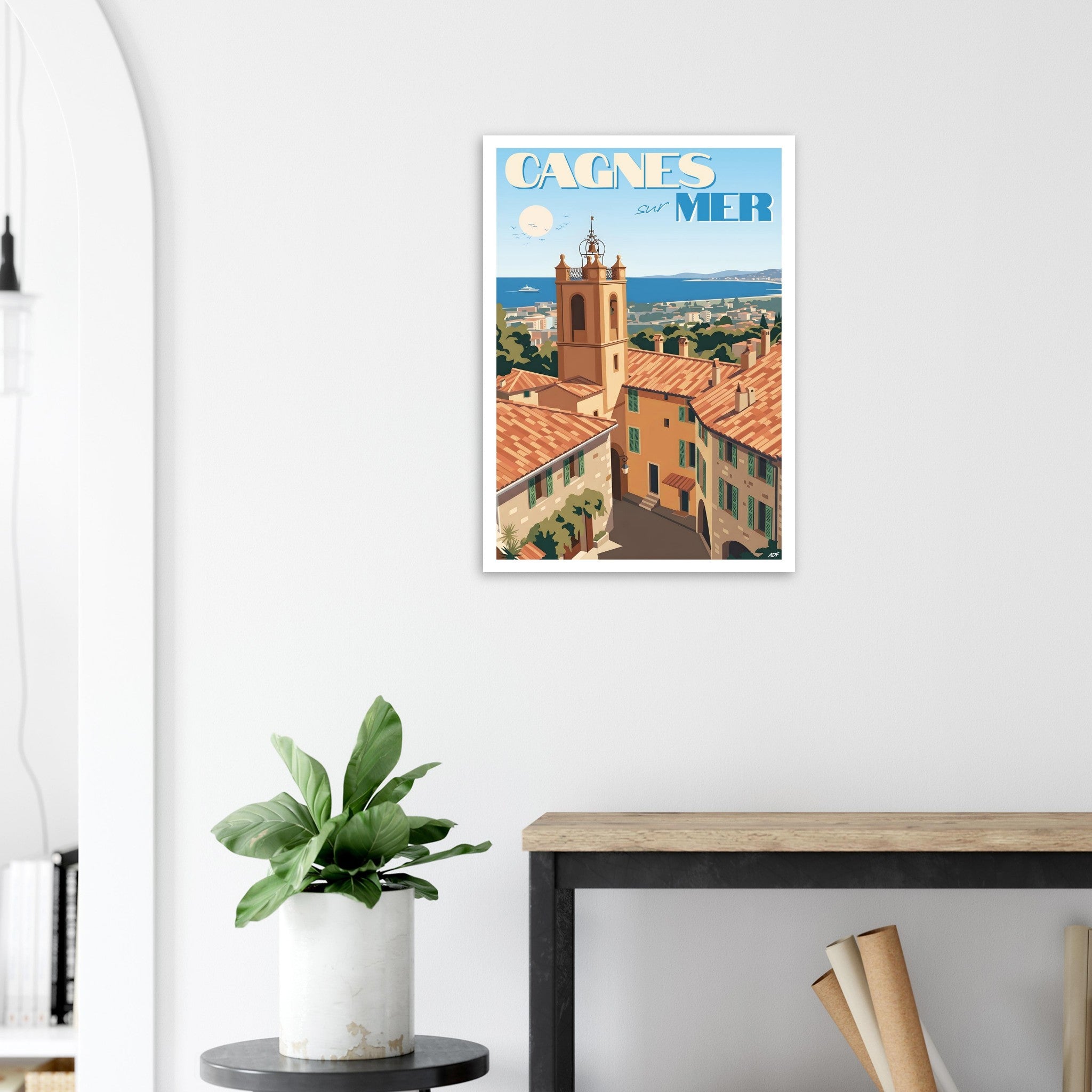Poster de voyage de Cagnes-sur-Mer sous cadre posé sur une console moderne en bois