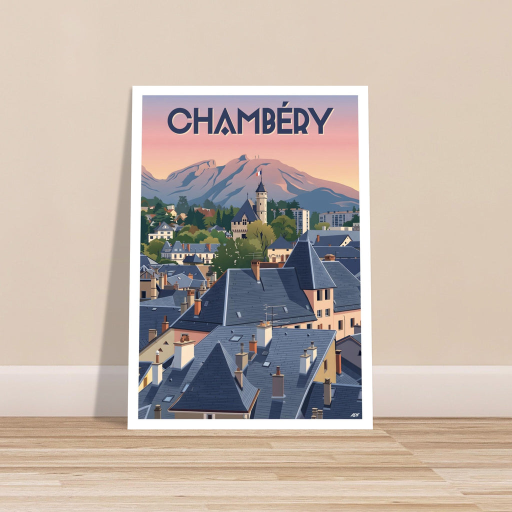 Grand poster de Chambéry posé sur parquet en bois contre un mur blanc