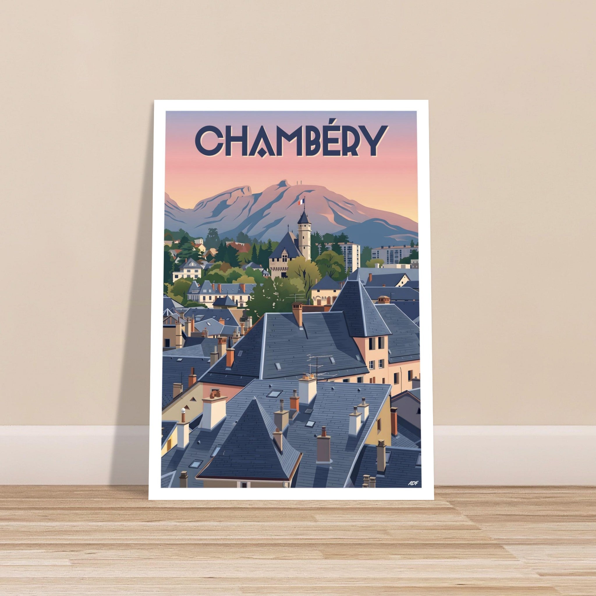Grand poster de Chambéry posé sur parquet en bois contre un mur blanc