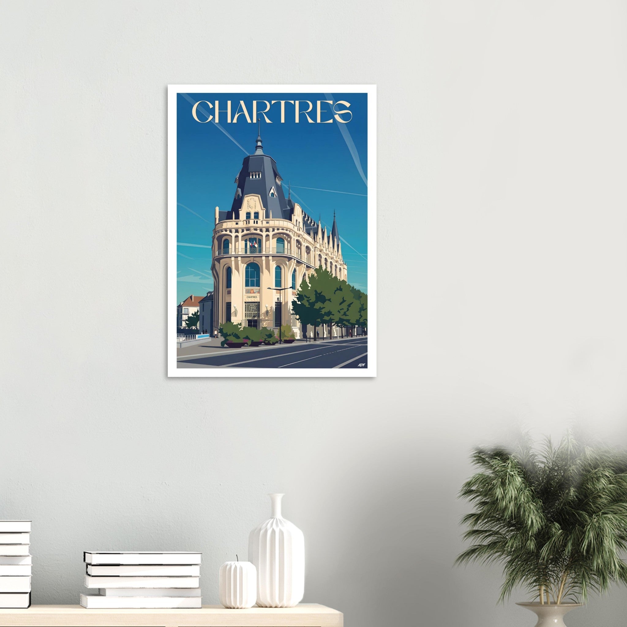 Affiche encadrée de la ville de Chartres accrochée sur un mur blanc lumineux