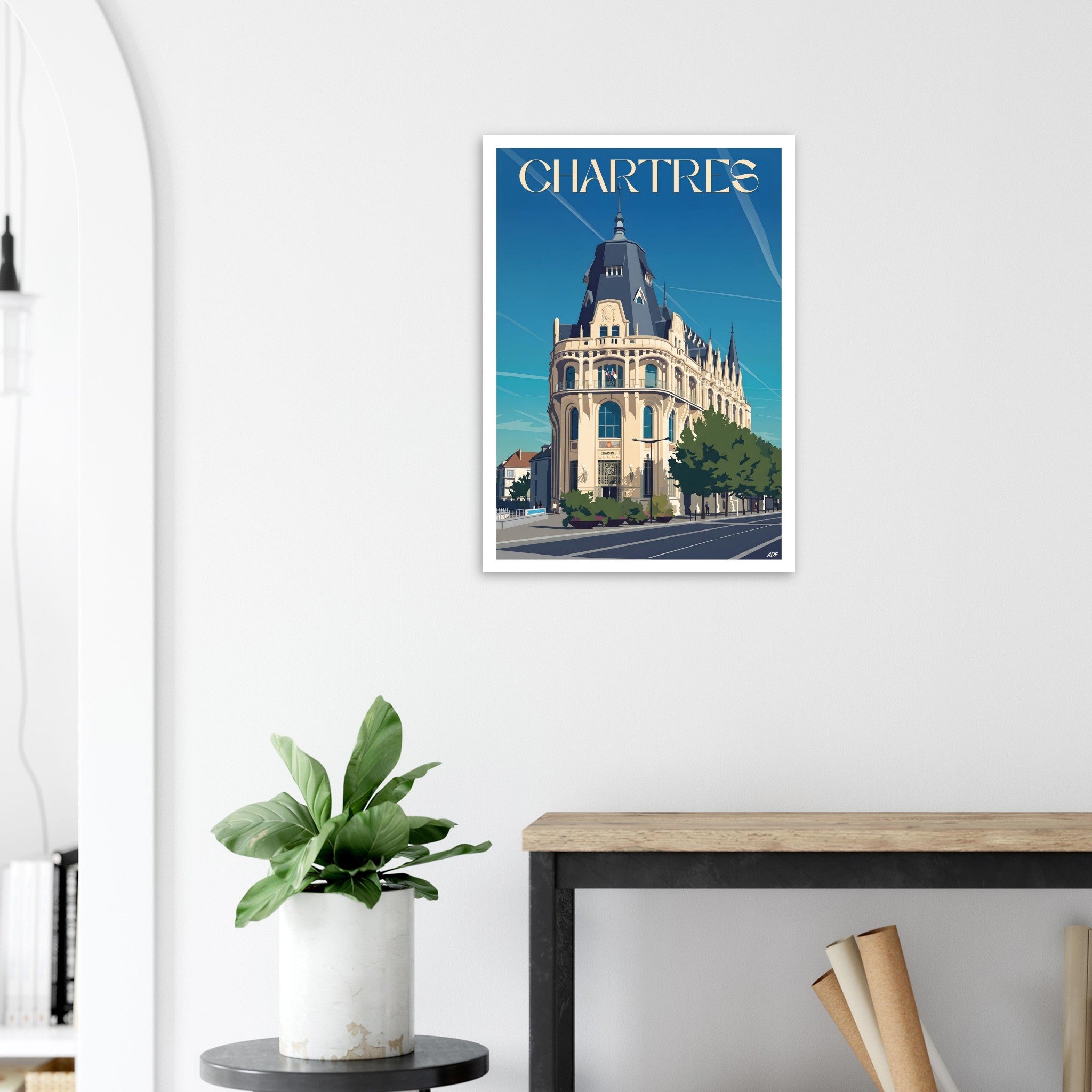Affiche de voyage de Chartres sous cadre posée sur une console en bois moderne
