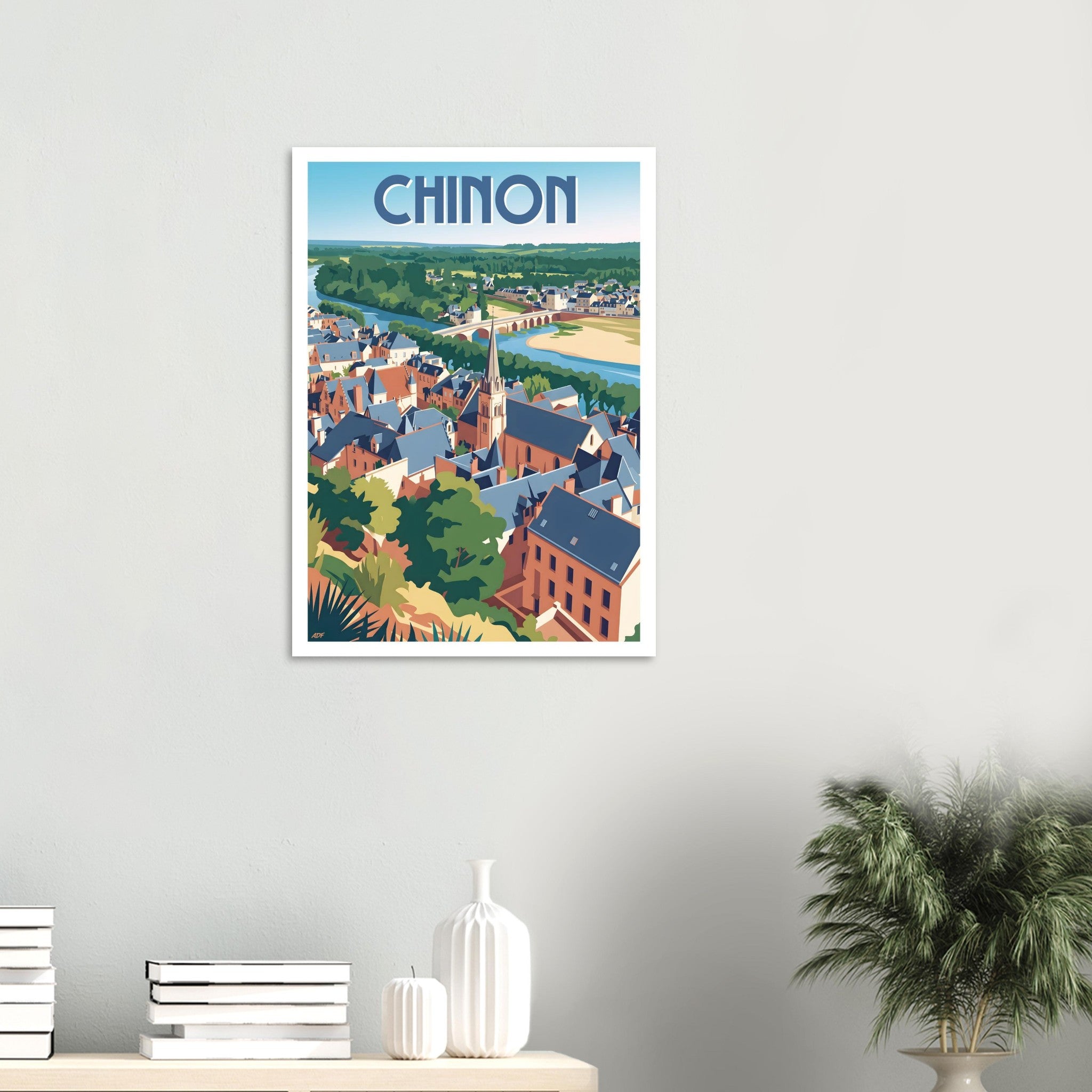 Poster de voyage de la ville de Chinon accroché sur un mur blanc lumineux