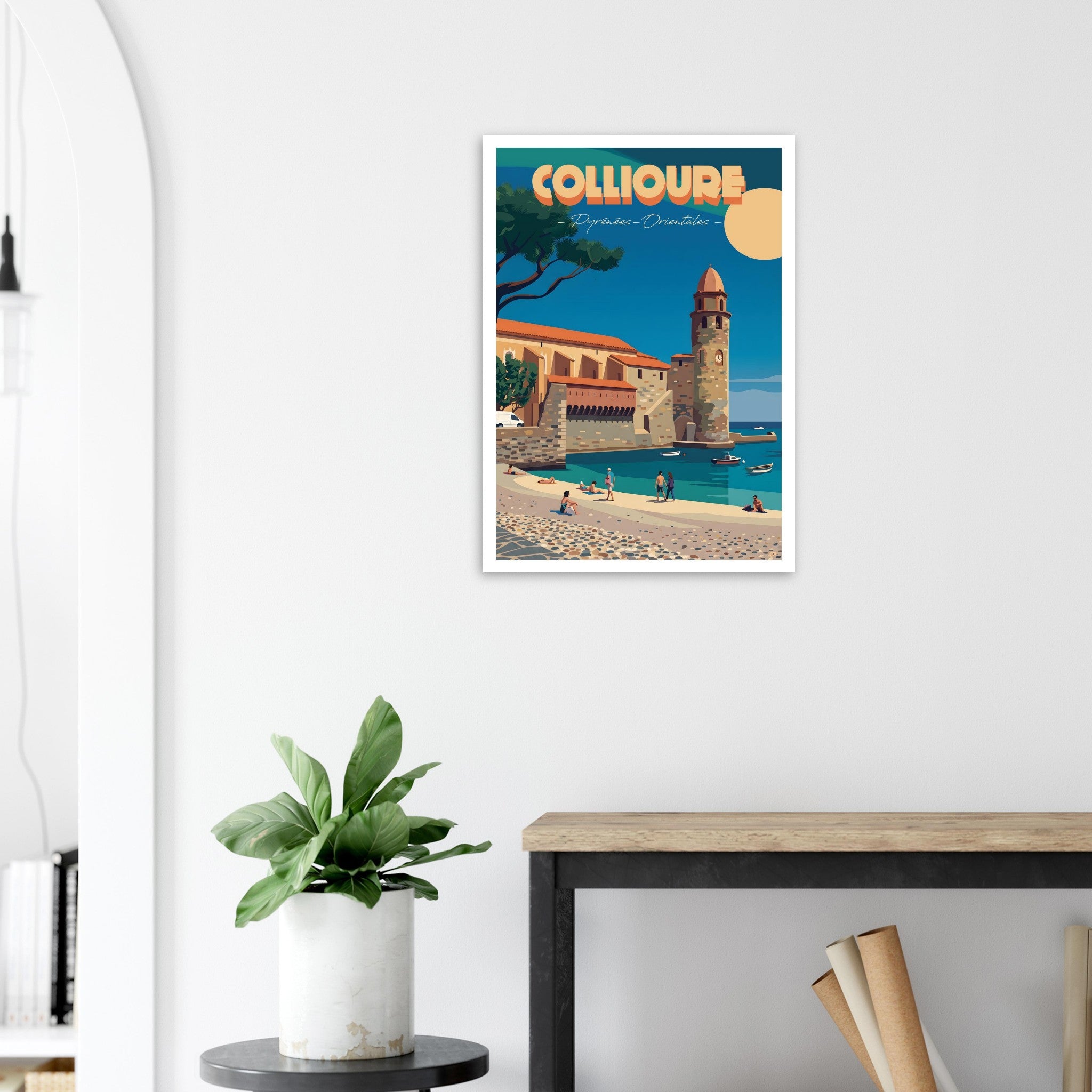 Poster de voyage de Collioure sous cadre posé sur une console en bois clair