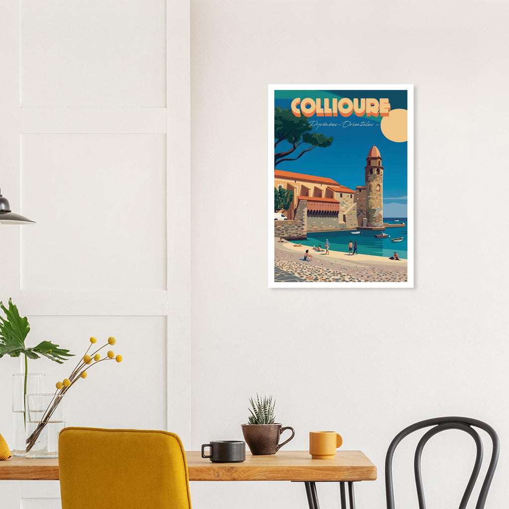 Affiche encadrée de Collioure fixée au mur d'une salle à manger lumineuse et moderne