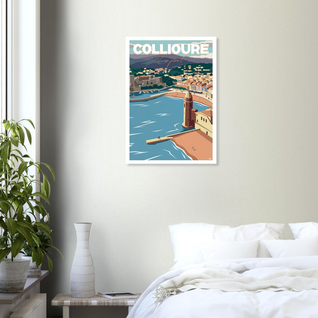 Affiche encadrée de Collioure accrochée au mur dans une pièce lumineuse et épurée