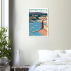 Affiche encadrée de Collioure accrochée au mur dans une pièce lumineuse et épurée