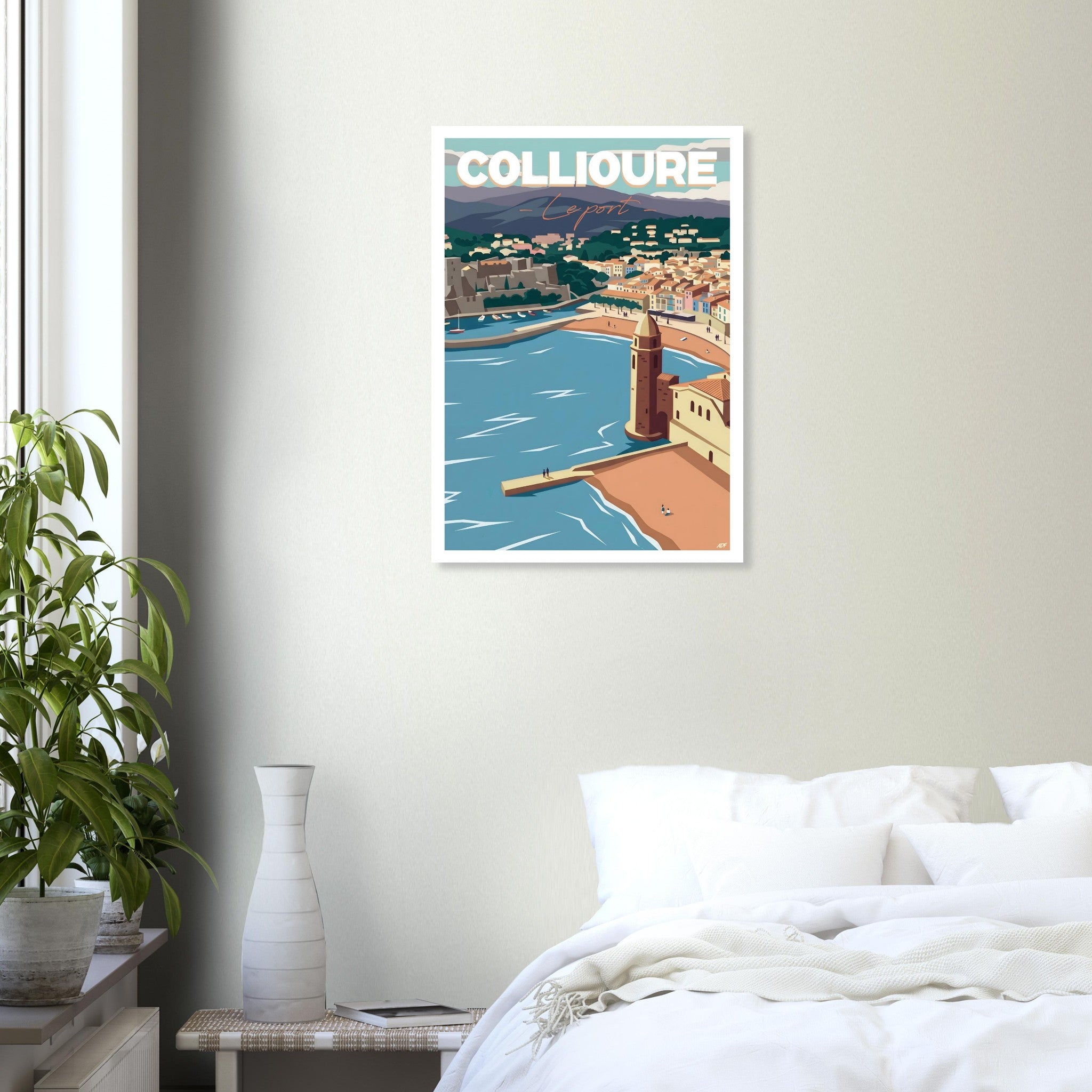 Affiche encadrée de Collioure accrochée au mur dans une pièce lumineuse et épurée