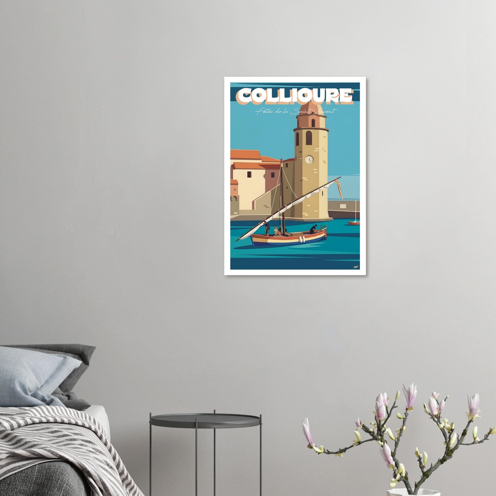 Poster de voyage de Collioure sous cadre posé sur une console moderne en bois