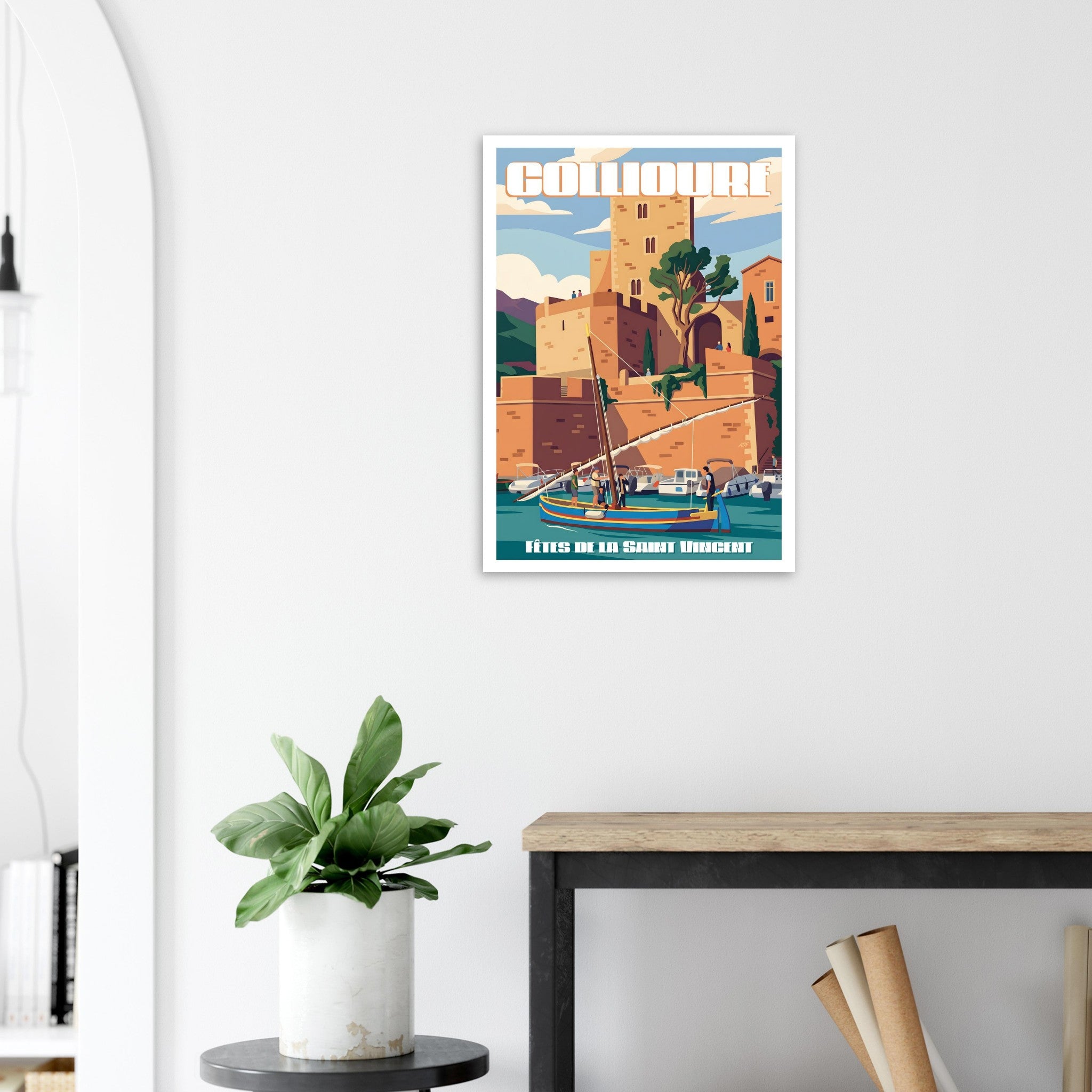 Poster de voyage de Collioure sous cadre posé sur une console en bois clair