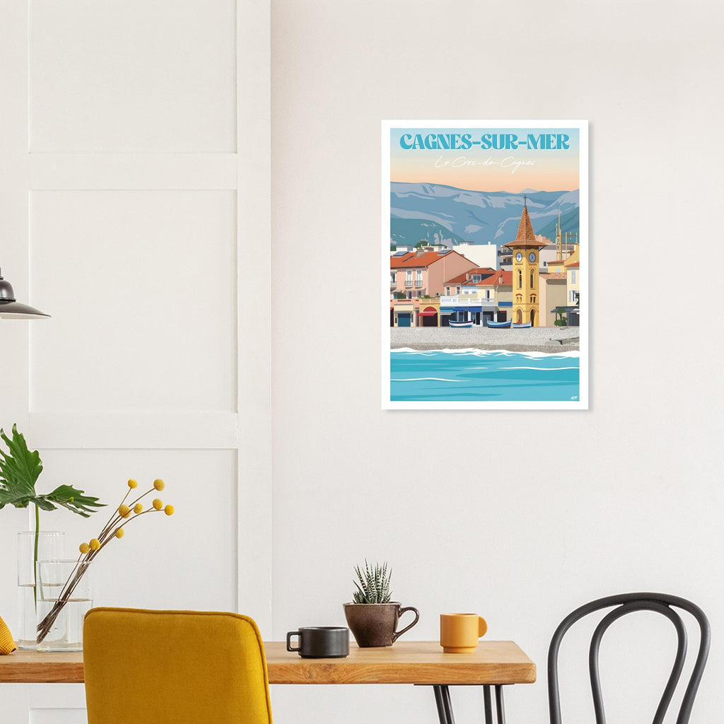 Affiche encadrée du Cros-de-Cagnes fixée au mur d'une salle à manger lumineuse au-dessus d'une table