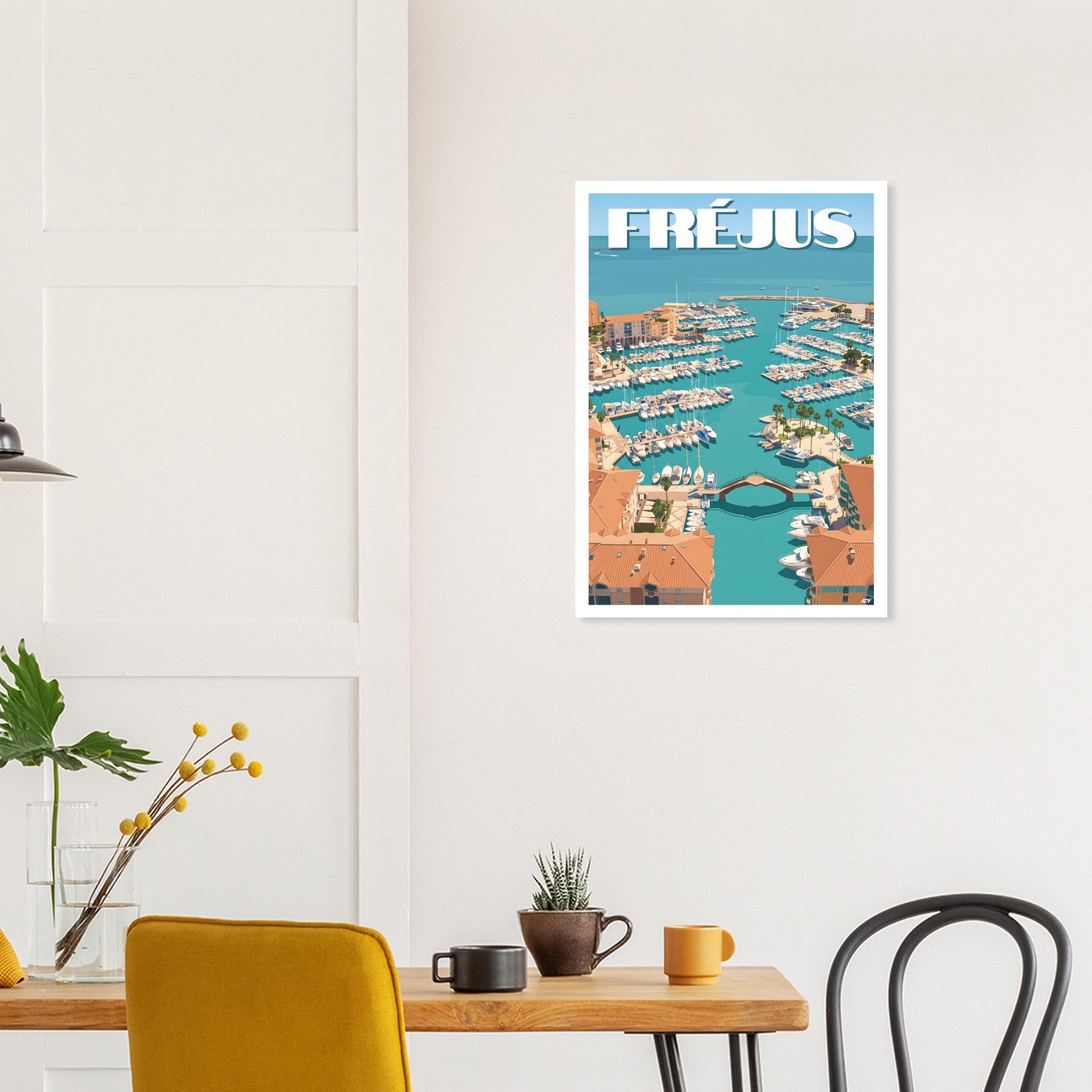 Affiche encadrée de Port-Fréjus fixée au mur d'une salle à manger contemporaine