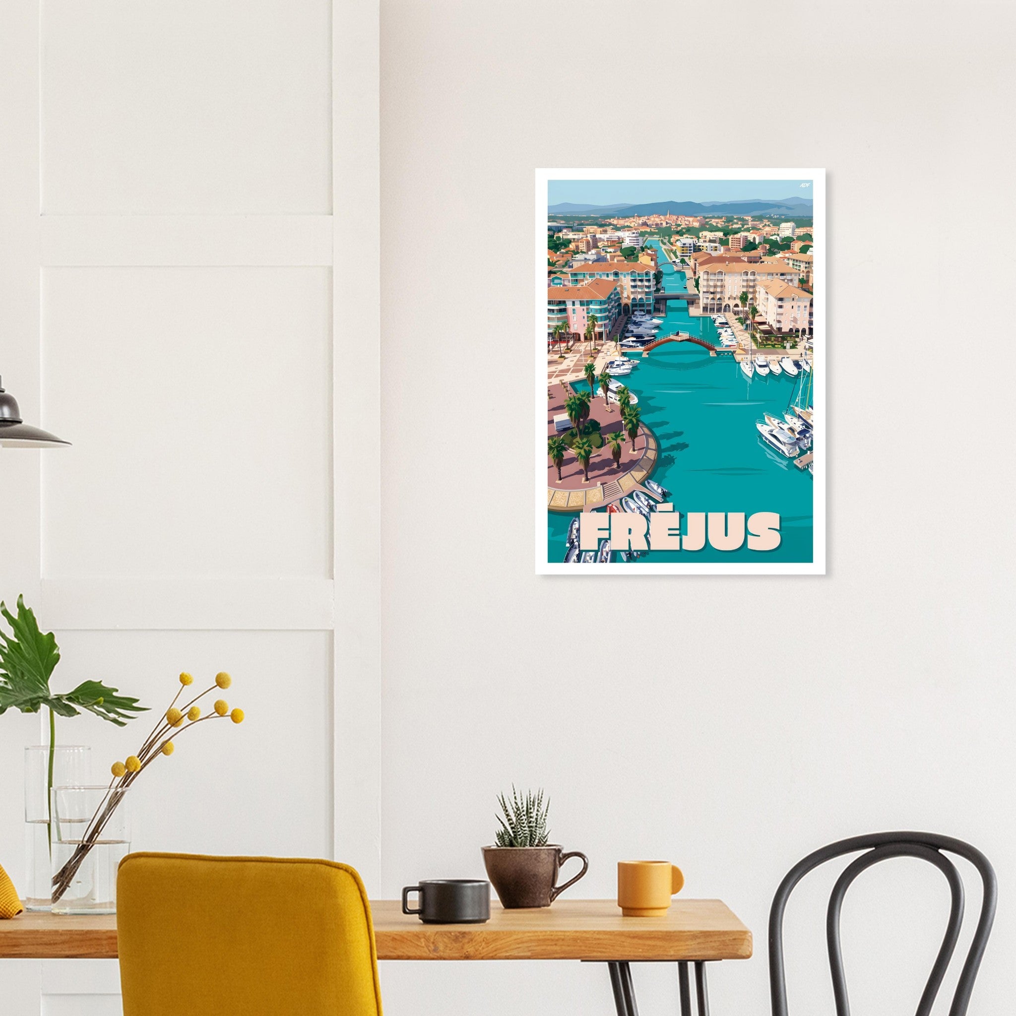 Affiche encadrée de Port-Fréjus fixée au mur d'une salle à manger contemporaine