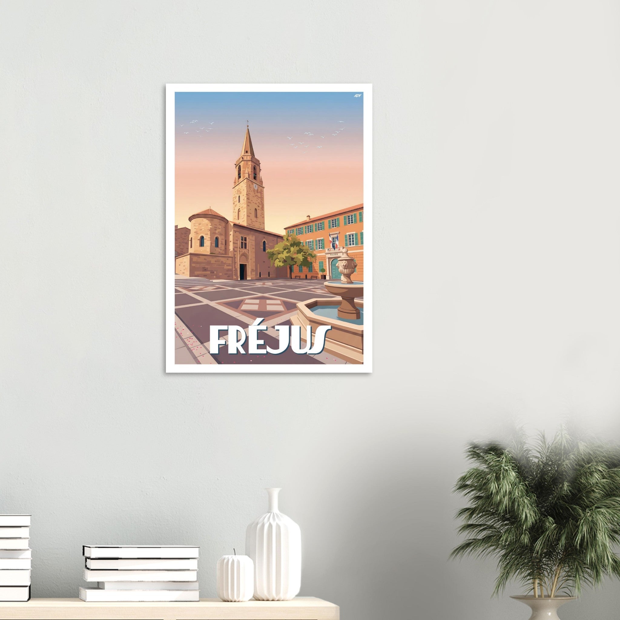 Affiche encadrée du patrimoine historique de Fréjus fixée au mur dans un intérieur épuré et lumineux