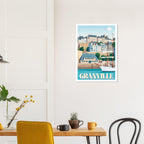 Affiche rétro de la ville de Granville accrochée dans un intérieur contemporain