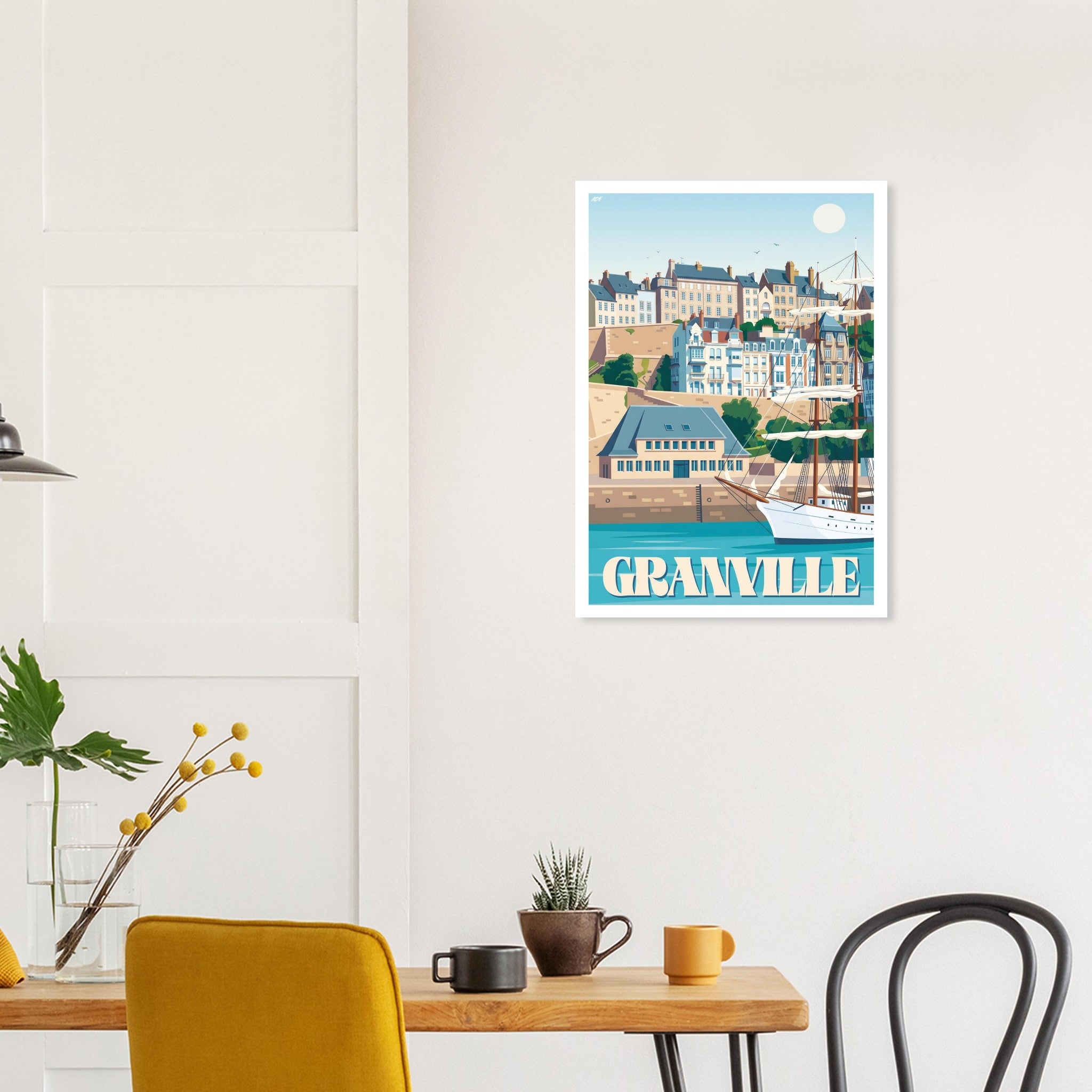 Affiche rétro de la ville de Granville accrochée dans un intérieur contemporain