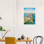 Décoration murale avec l'affiche de Granville au-dessus d'une table de salle à manger