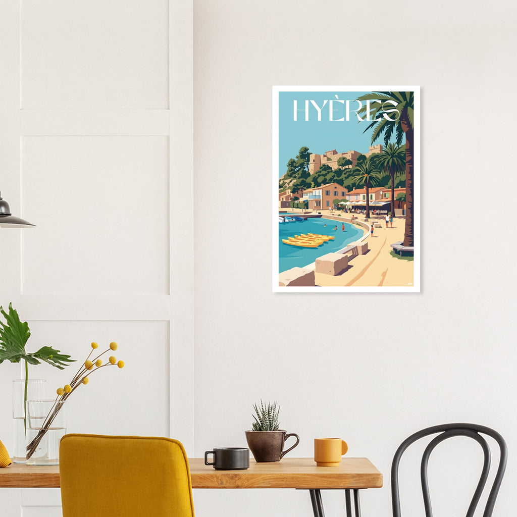 Affiche encadrée de Hyères fixée au mur d'une salle à manger moderne