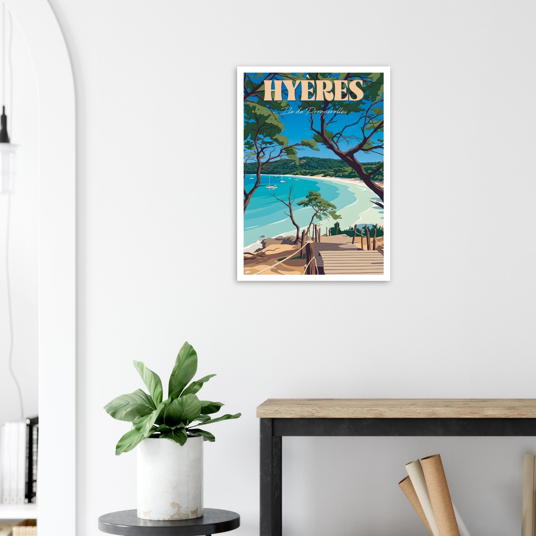 Poster de Hyères Porquerolles sous cadre posé sur une console en bois