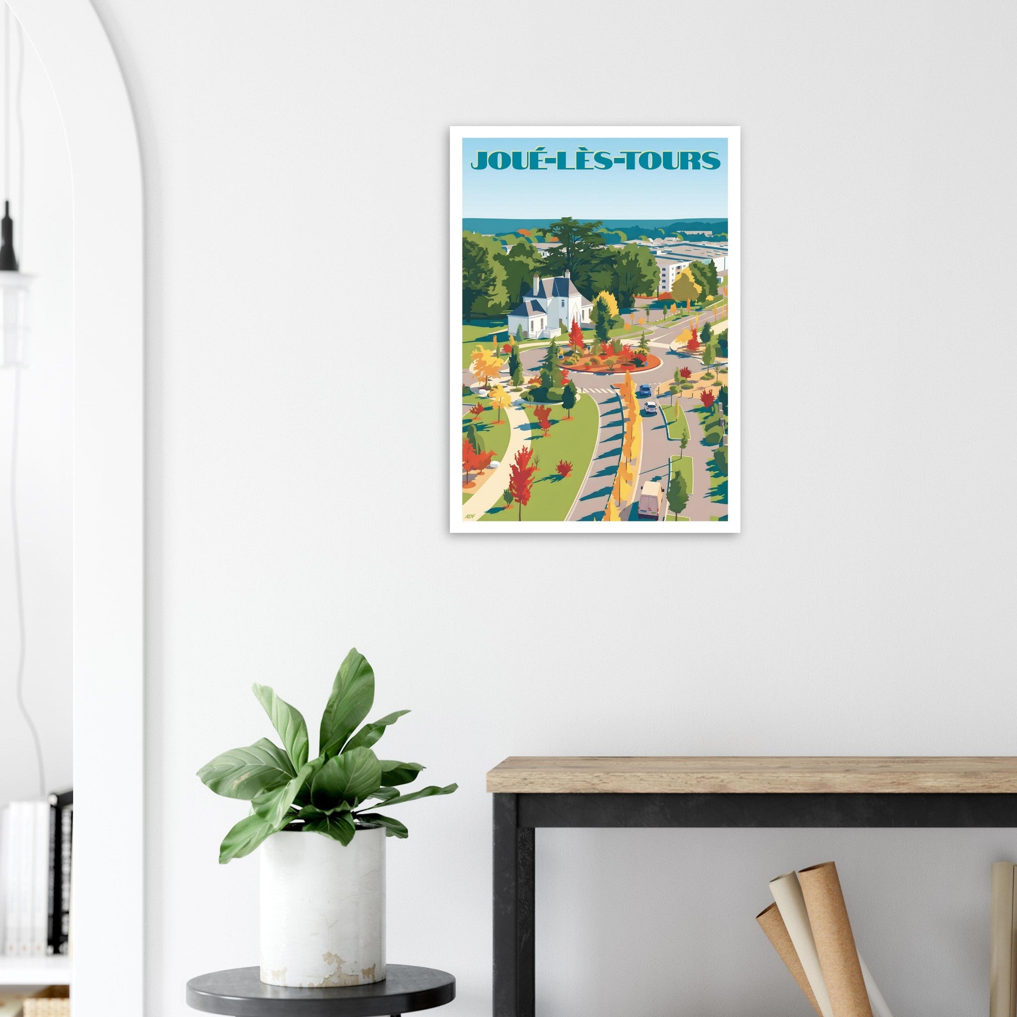 Affiche de voyage de Joué-lès-Tours sous cadre posée sur une console contemporaine