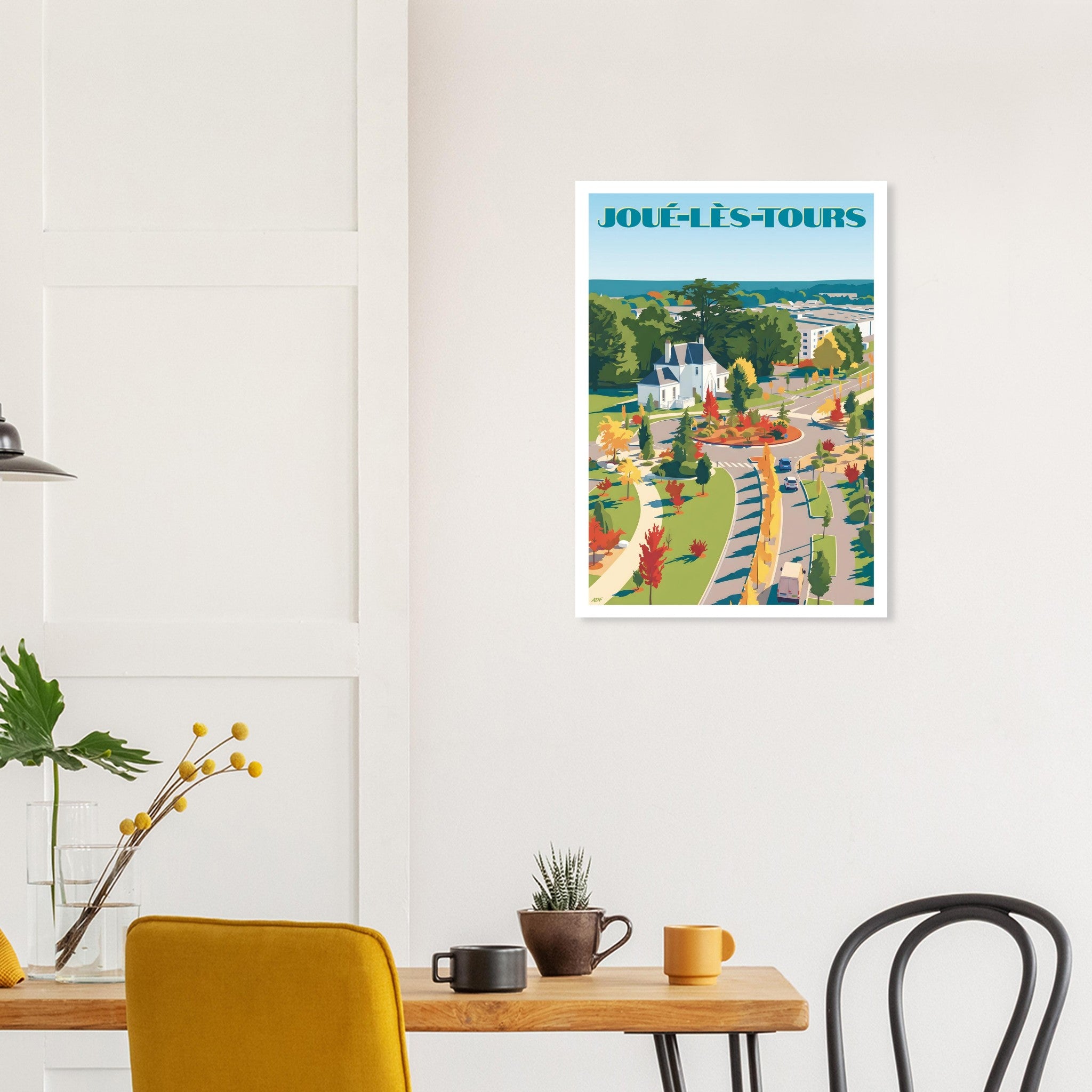 Affiche encadrée de Joué-lès-Tours fixée au mur d'une salle à manger lumineuse