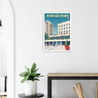Poster de voyage de Joué-lès-Tours sous cadre posé sur une console moderne