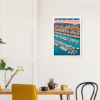 Affiche encadrée du port de La Seyne-sur-Mer fixée au mur au-dessus d'une table à manger