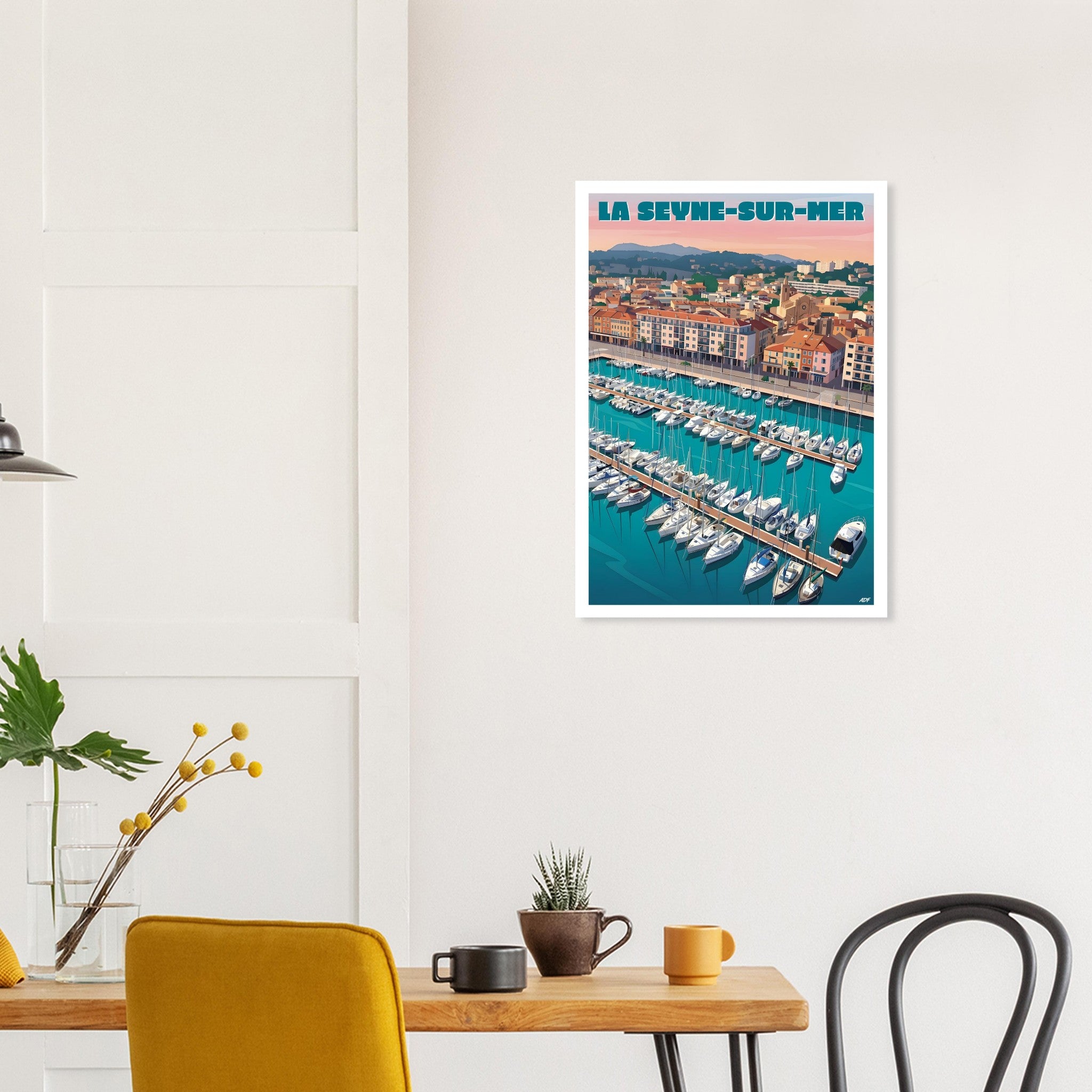 Affiche encadrée du port de La Seyne-sur-Mer fixée au mur au-dessus d'une table à manger