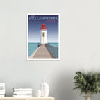 Décoration murale esprit bord de mer avec le poster des Sables-d'Olonne au-dessus d'une table à manger