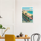 Affiche encadrée des Sables-d'Olonne fixée au mur d'une salle à manger contemporaine au-dessus de la table