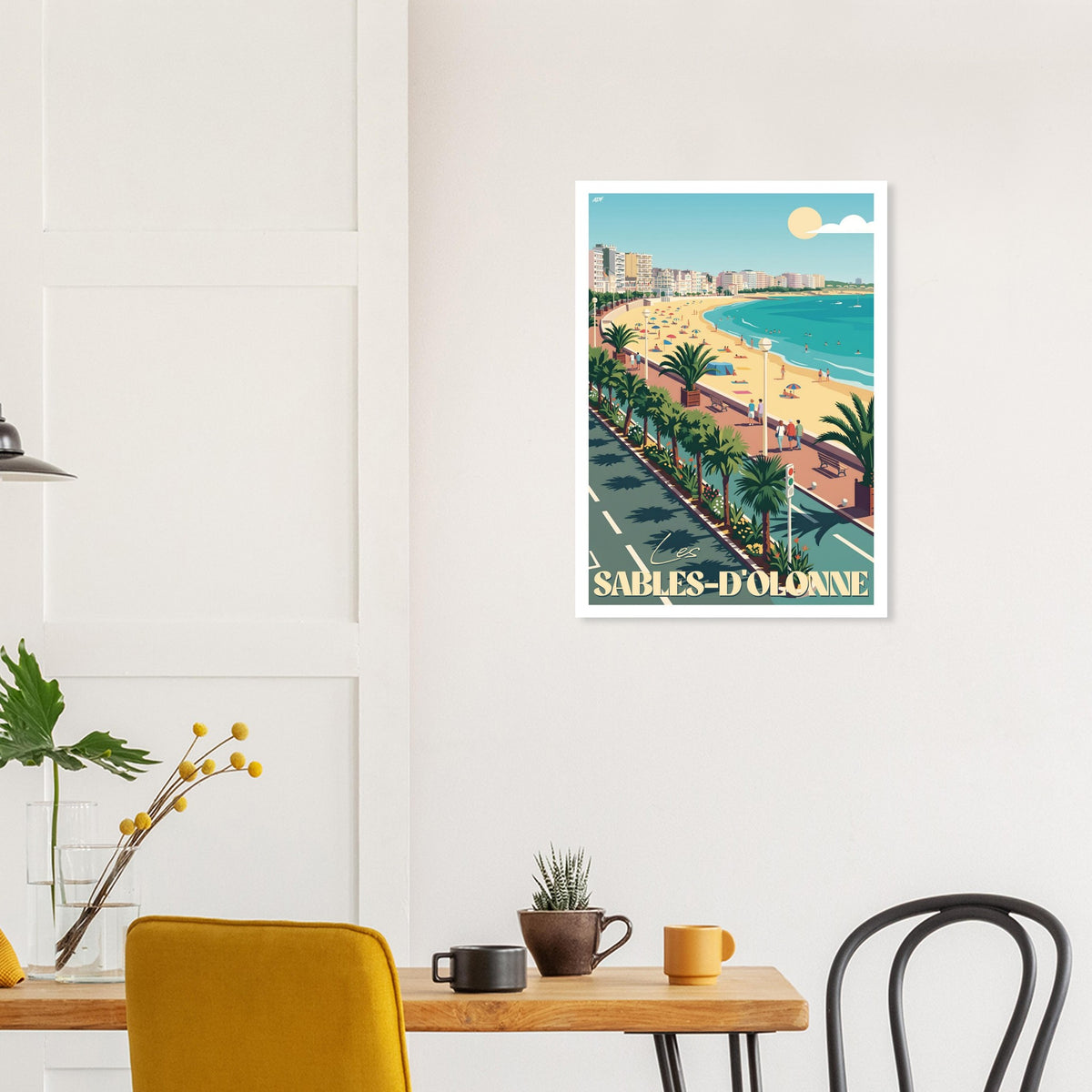 Affiche encadrée des Sables-d'Olonne fixée au mur d'une salle à manger contemporaine au-dessus de la table