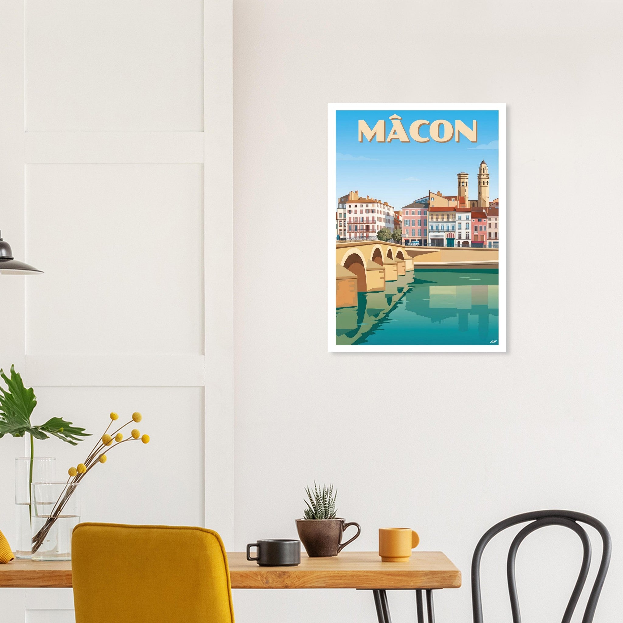 Affiche encadrée des quais de Mâcon fixée au mur d'une salle à manger moderne