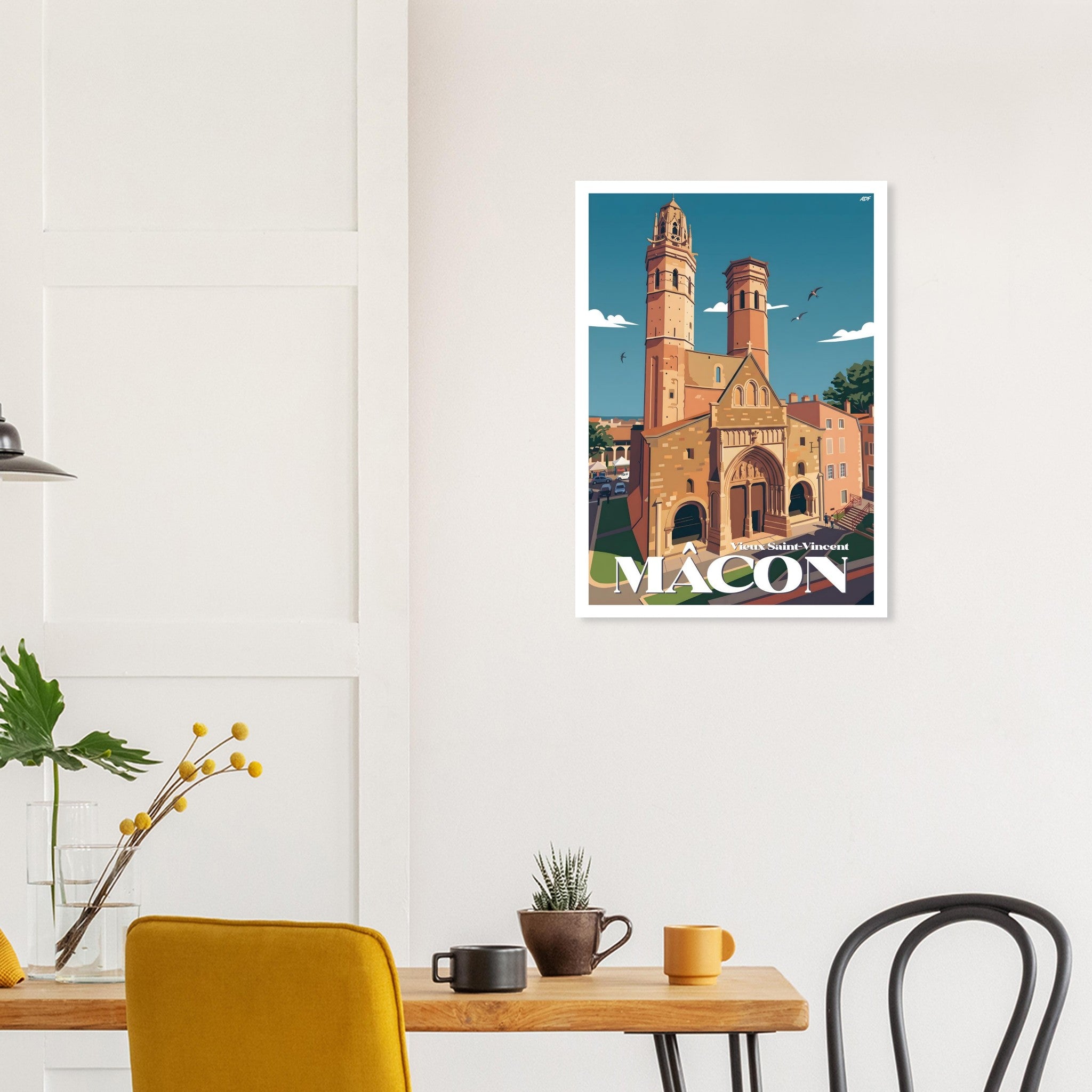 Affiche encadrée du Vieux Saint-Vincent à Mâcon fixée au mur d'une salle à manger moderne