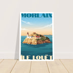 Grand poster marin sous cadre de Morlaix posé au sol sur parquet en bois