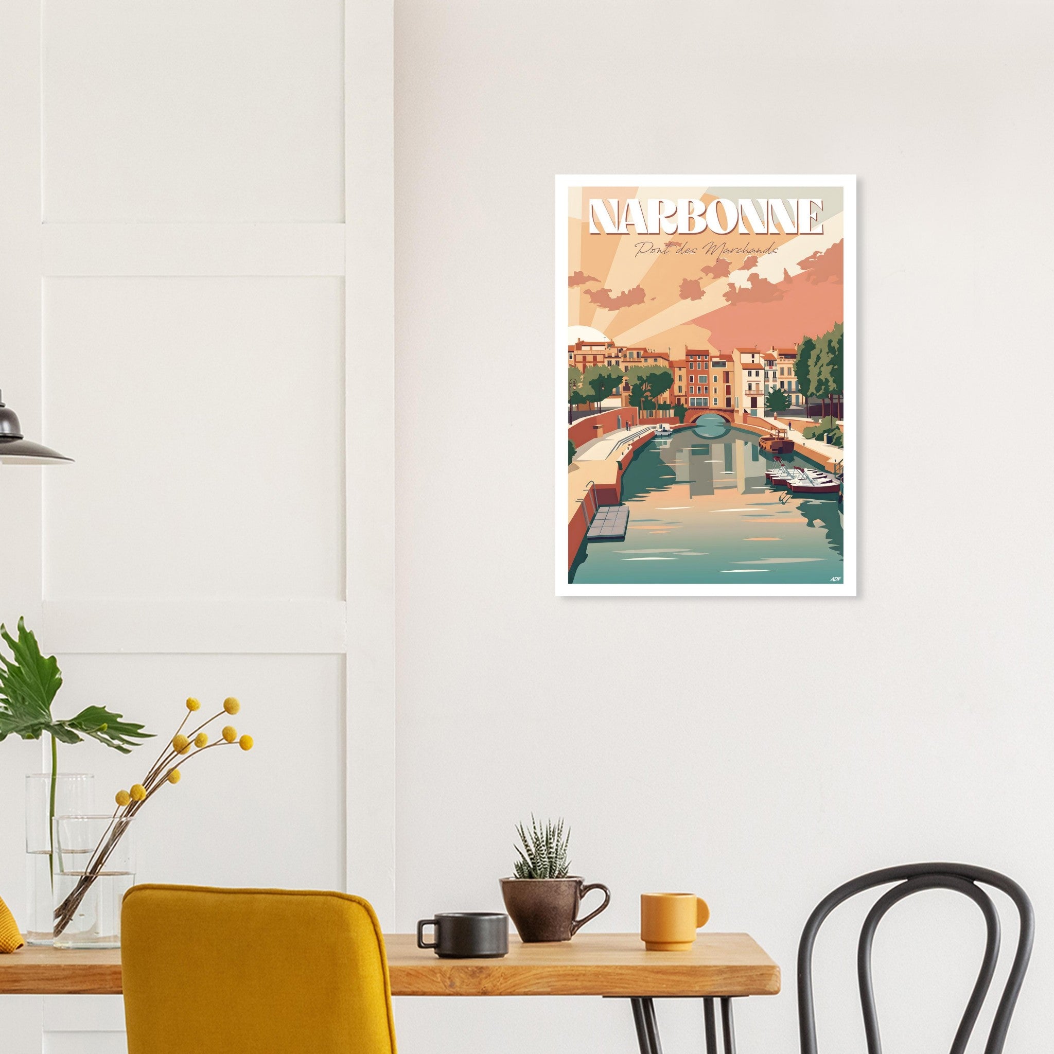 Affiche encadrée de Narbonne fixée au mur d'une salle à manger lumineuse