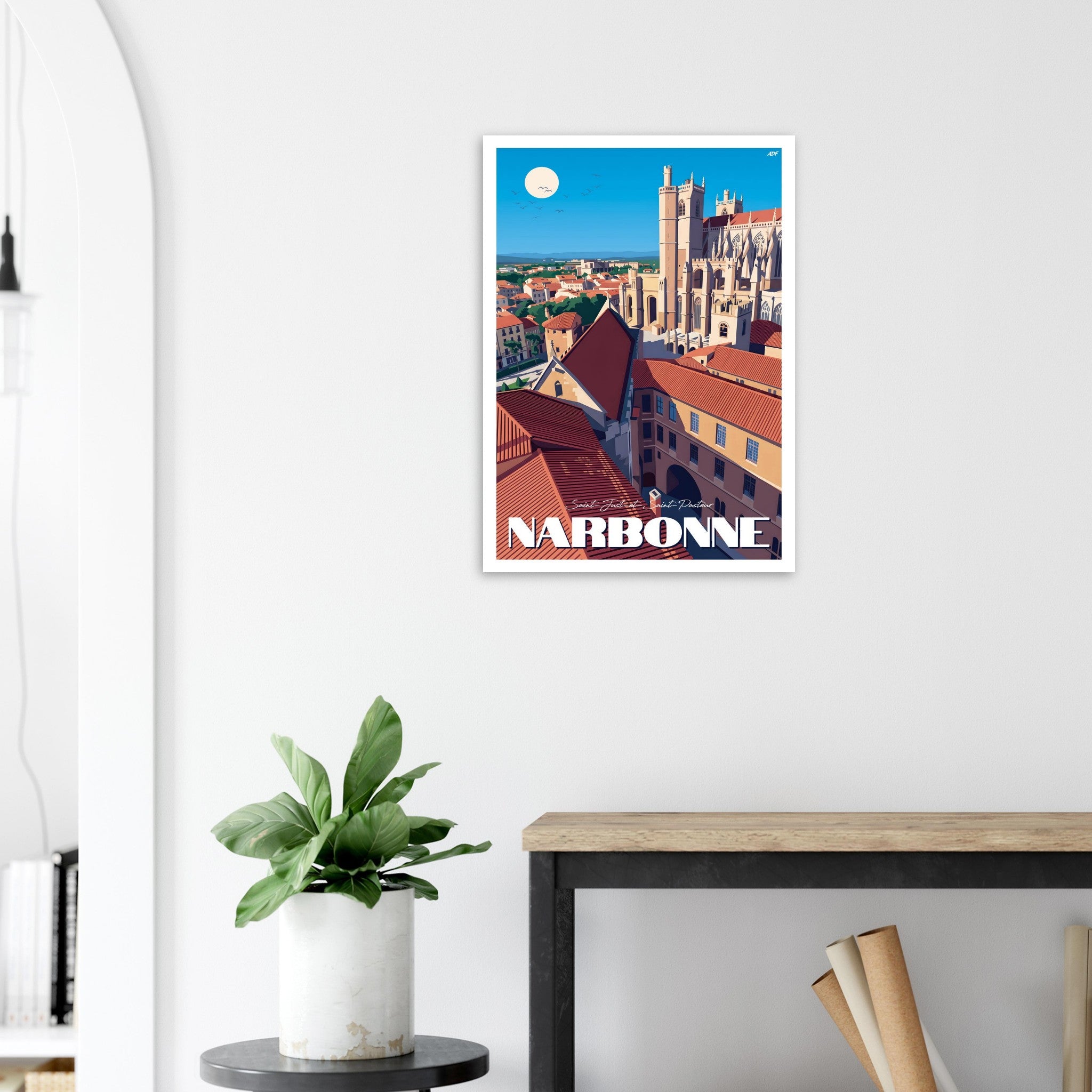 Poster de voyage de Narbonne sous cadre posé sur une console en bois clair