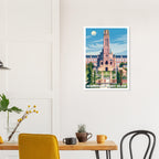 Cadre d'art mural avec l'affiche du Petit Lourdes au-dessus d'une table à manger