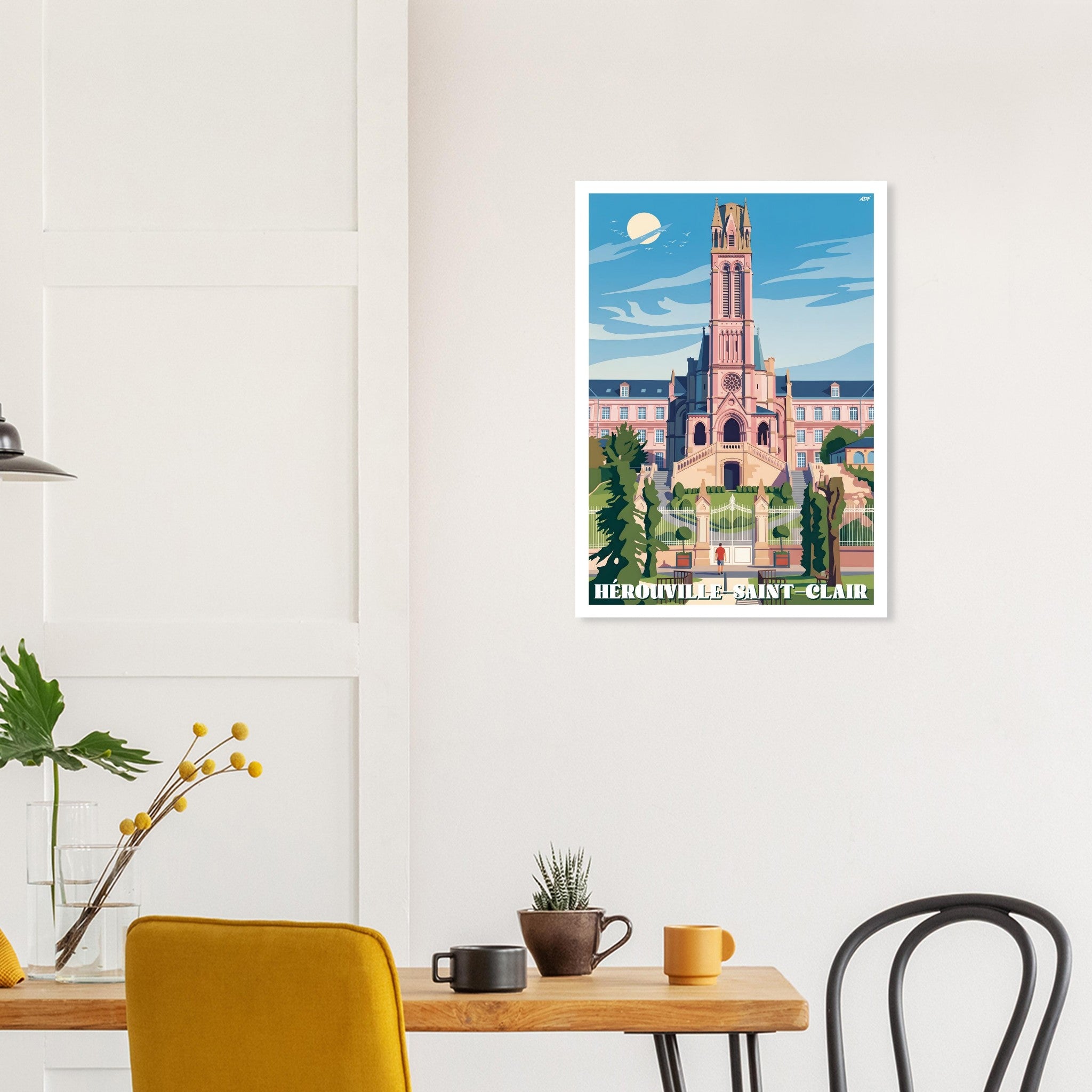 Cadre d'art mural avec l'affiche du Petit Lourdes au-dessus d'une table à manger