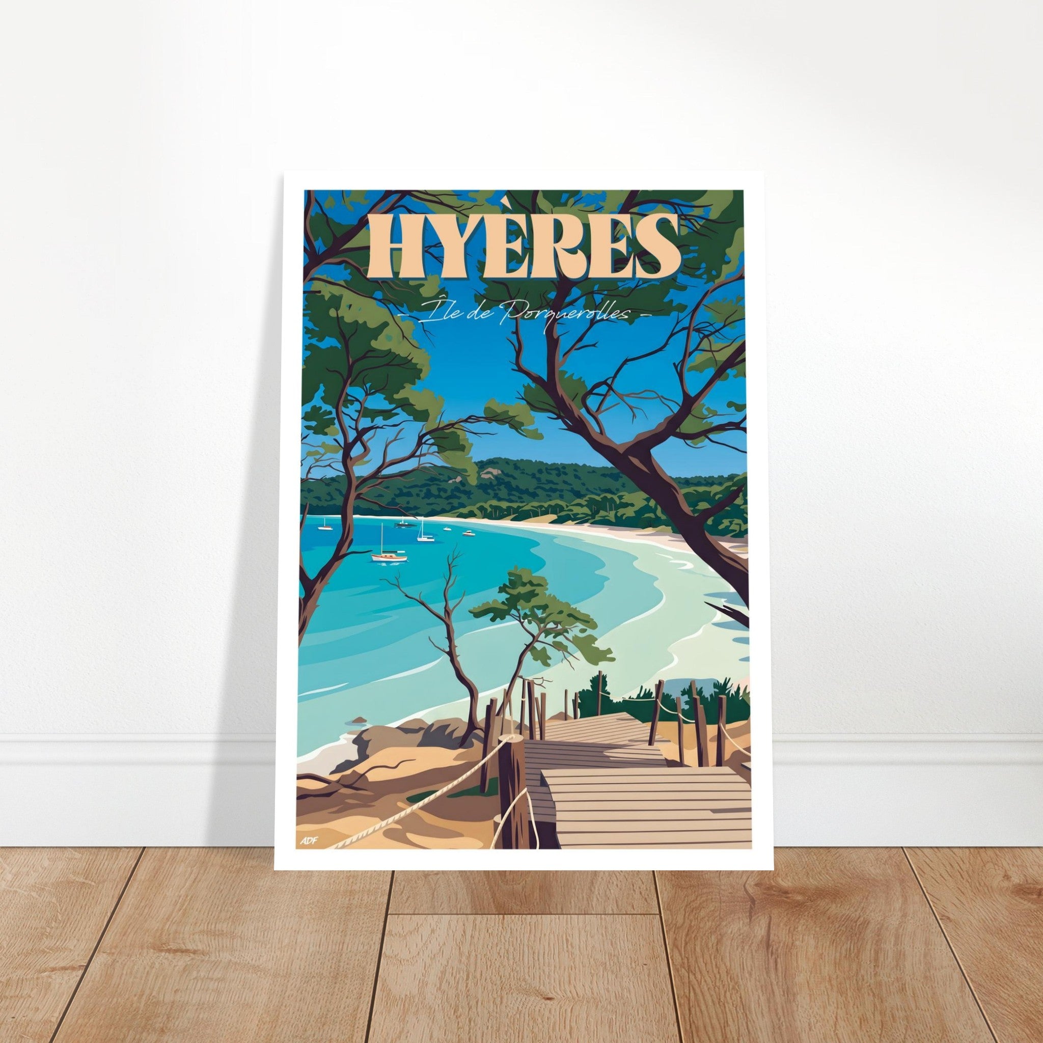 Cadre d'art avec l'affiche de Porquerolles posé au sol dans un intérieur clair