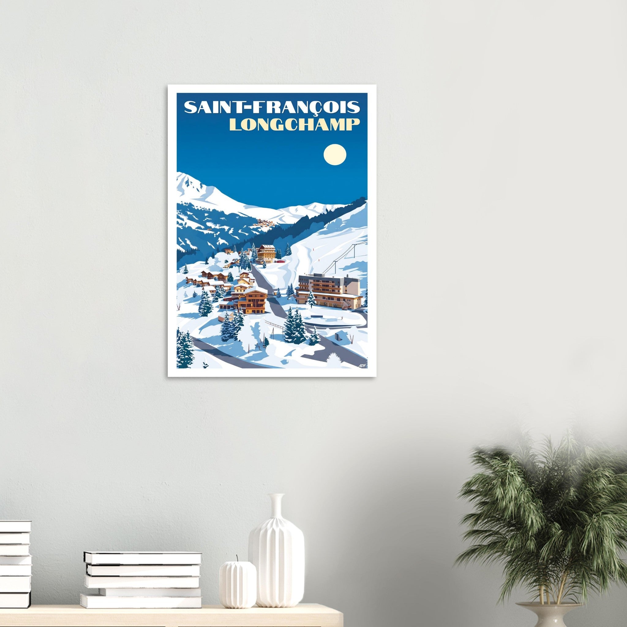 Affiche encadrée de montagne style chalet fixée sur un mur blanc lumineux