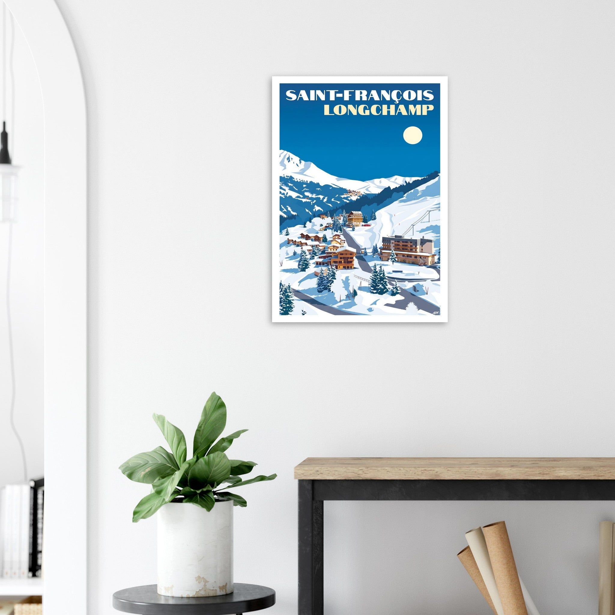 Poster de voyage alpin sous cadre posé sur une console en bois clair