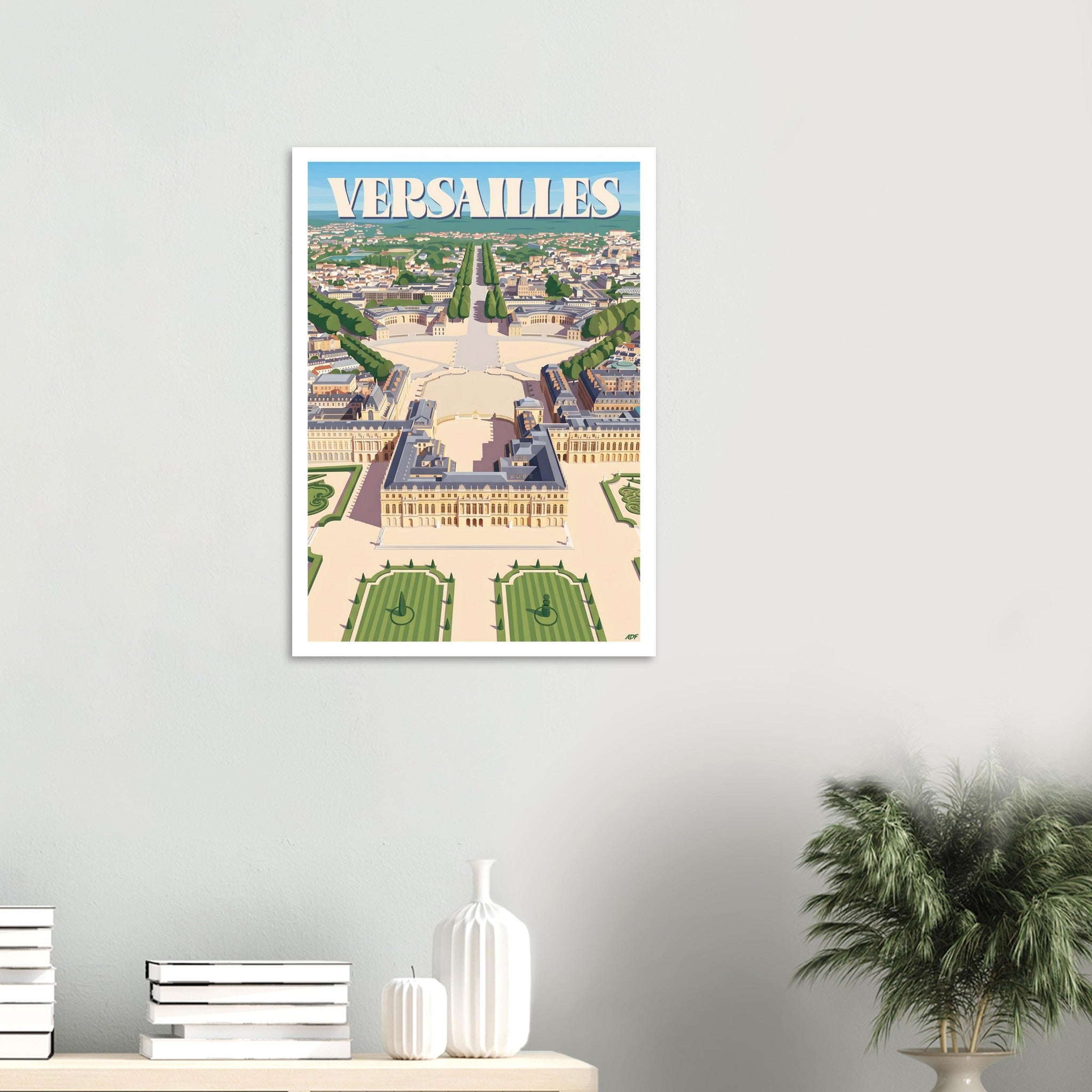 Affiche encadrée du château de Versailles fixée au mur dans un intérieur épuré
