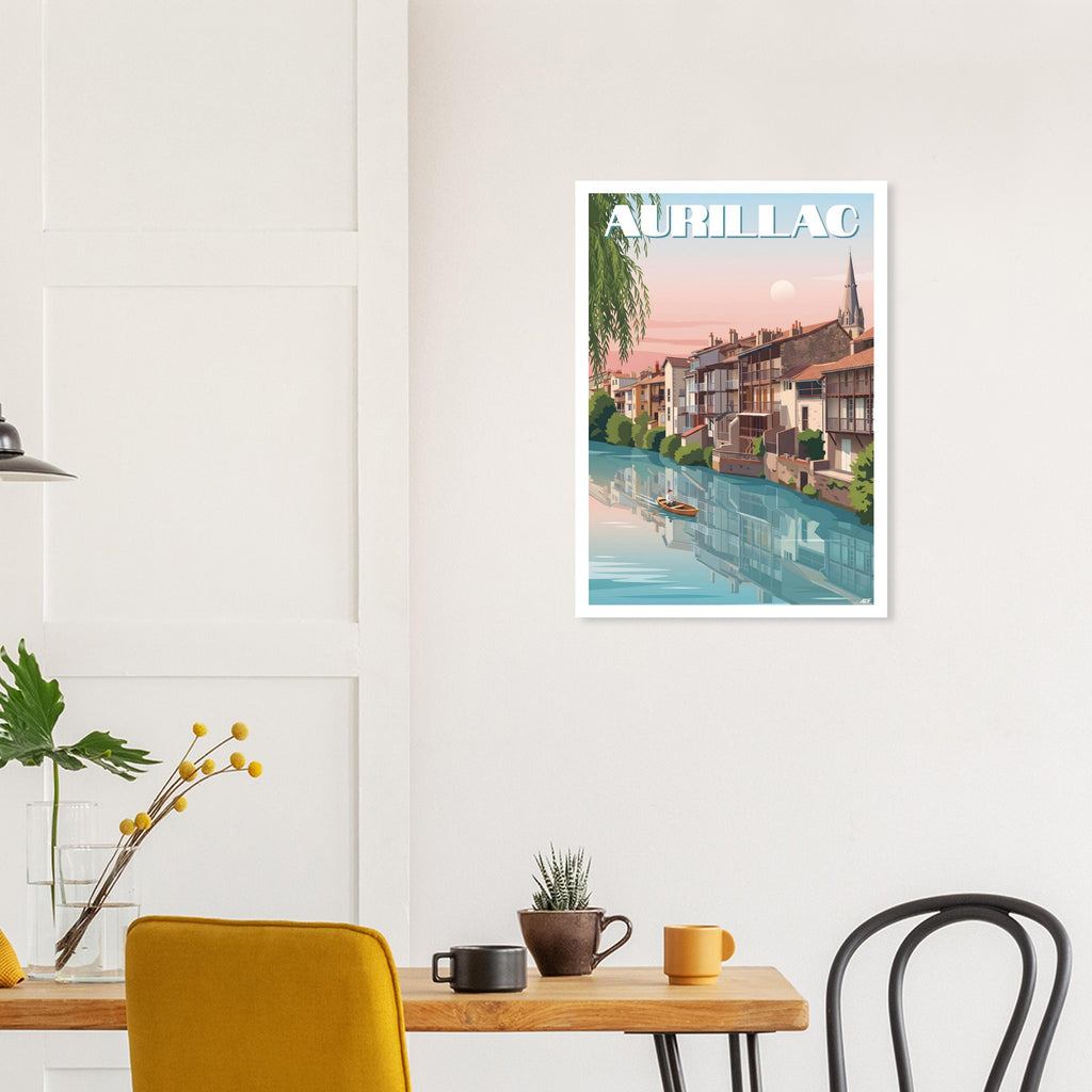 Cadre d'art avec l'affiche d'Aurillac au-dessus d'une table à manger