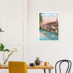 Cadre d'art avec l'affiche d'Aurillac au-dessus d'une table à manger