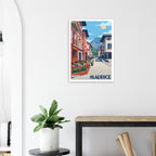 Poster de voyage alpin sous cadre posé sur une console avec plante verte
