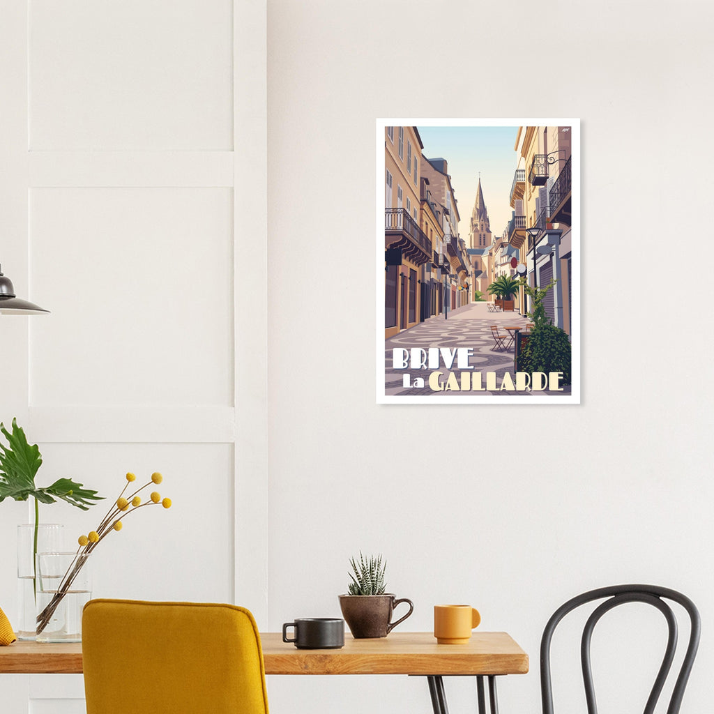 Cadre mural avec l'affiche de Brive-la-Gaillarde au-dessus d'une table à manger