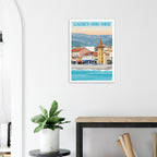Poster de voyage de Cagnes-sur-Mer sous cadre posé sur une console moderne en bois