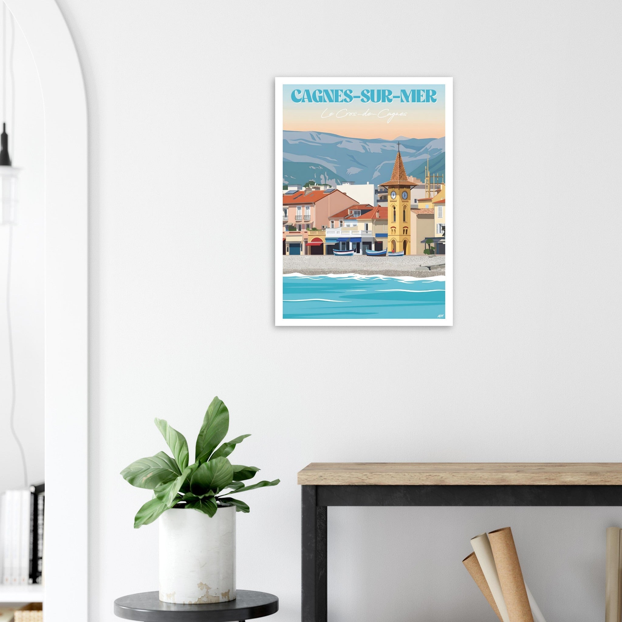 Poster de voyage de Cagnes-sur-Mer sous cadre posé sur une console moderne en bois